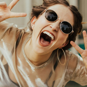 Mädchen zeigt Peace. Foto: Unsplash