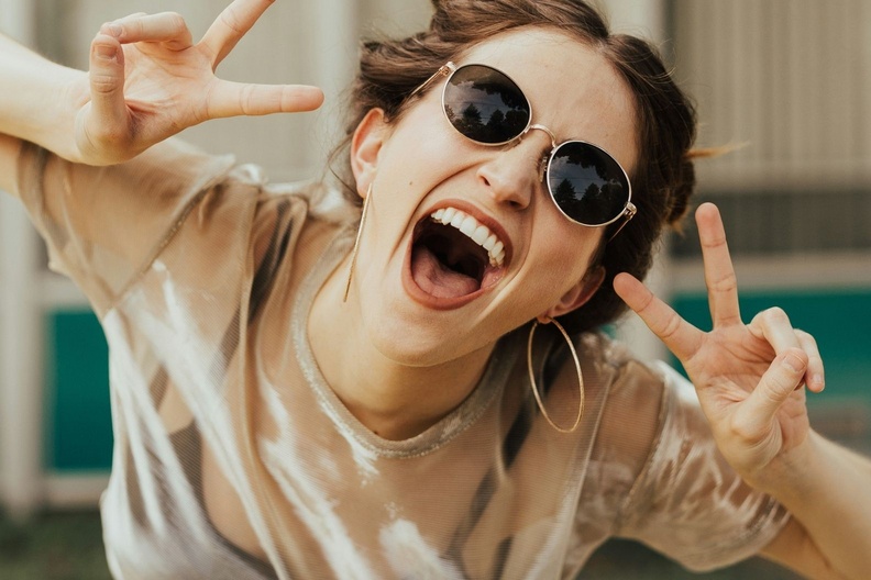 Mädchen zeigt Peace. Foto: Unsplash