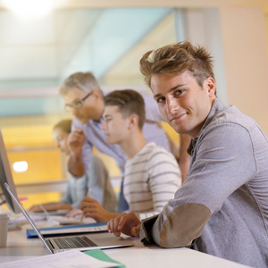 Junger Mann am Laptop. Foto: AdobeStock 19511466