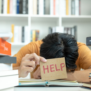 Verzweifelter Junge mit Help-Schild. Foto: Adobe Stock