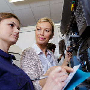 Junge Auszubildende mit Ausbilderin. Foto: AdobeStock