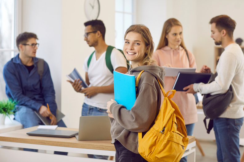 Mädchen mit Schulrucksack. Foto: AdobeStock