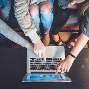 Menschen vor Laptop. Foto: Unsplash