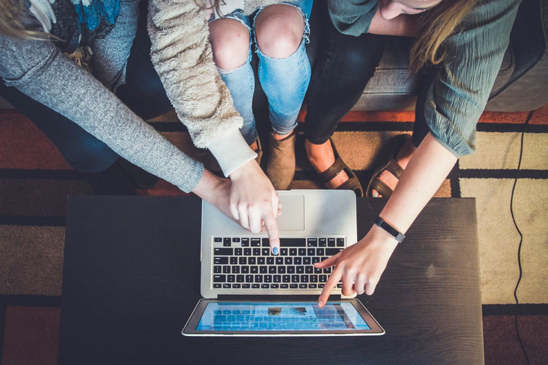 Menschen vor Laptop. Foto: Unsplash