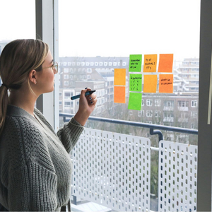 Frau macht sich Notizen. Foto: Unsplash