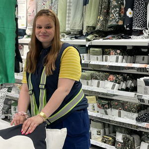 Vanessa im Ikea-Einrichtungshaus. Foto Julia Habel.