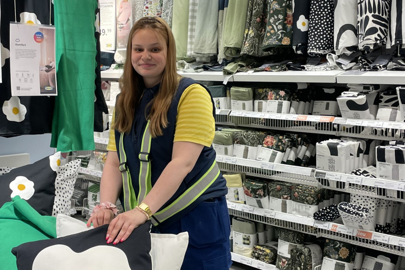 Vanessa im Ikea-Einrichtungshaus. Foto Julia Habel.