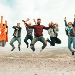 Springende Menschen. Foto: Unsplash