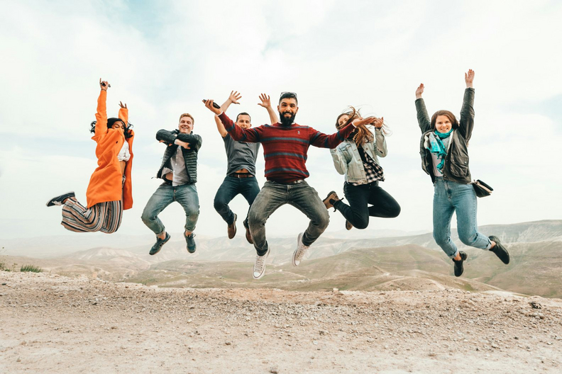 Springende Menschen. Foto: Unsplash