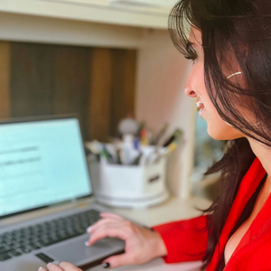 Frau am Laptop. Foto: Unsplash