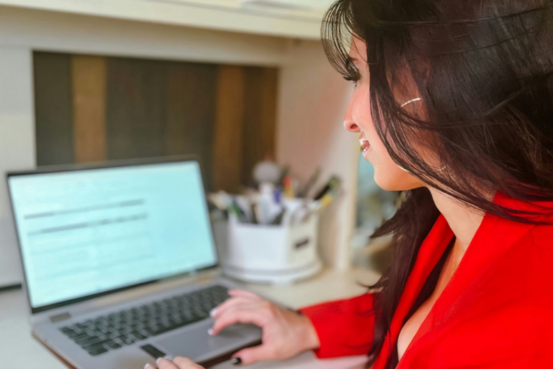 Frau am Laptop. Foto: Unsplash