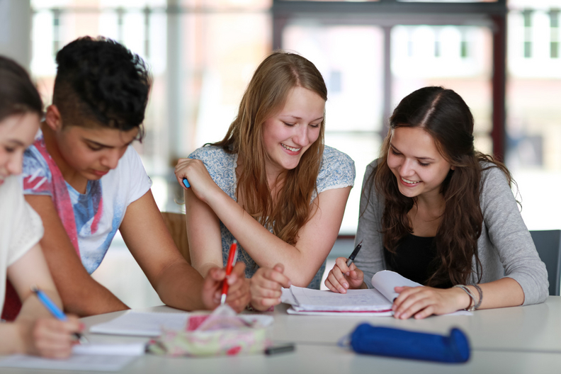 Schülergruppe beim Lernen. Foto: AdobeStock 56720726