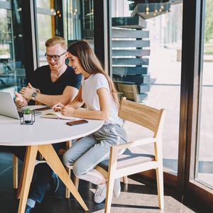 Junge Menschen am Laptop. Foto: AdobeStock