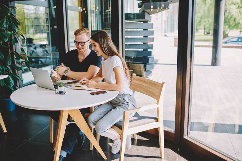 Junge Menschen am Laptop. Foto: AdobeStock